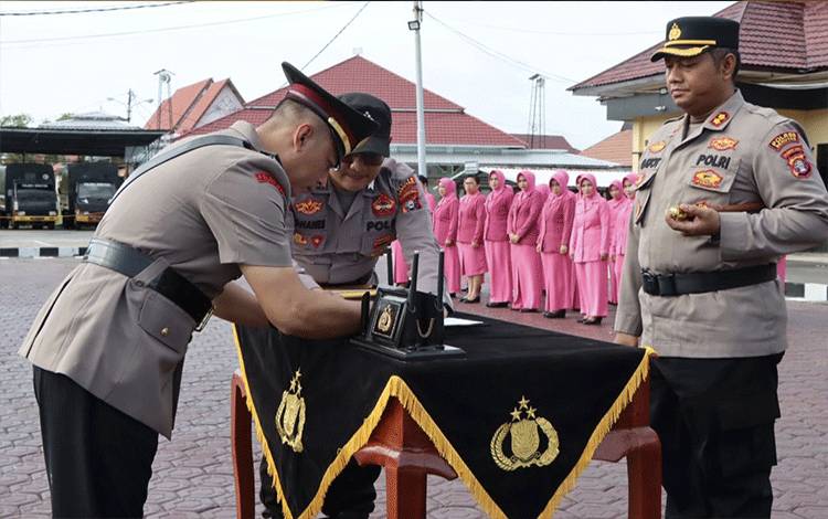 Kapolres Seruyan Pimpin Sertijab Pejabat Utama dan Kapolsek Jajaran