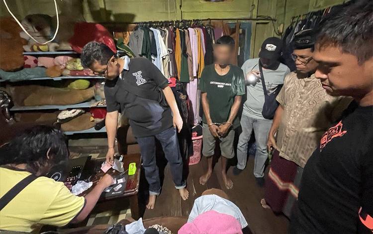 Pelaku pengedar narkoba saat di diamankan di rumah pelaku bersama barang bukti narkoba jenis sabu, Senin malam, 2 Januari 2022.?(FOTO: IST)
