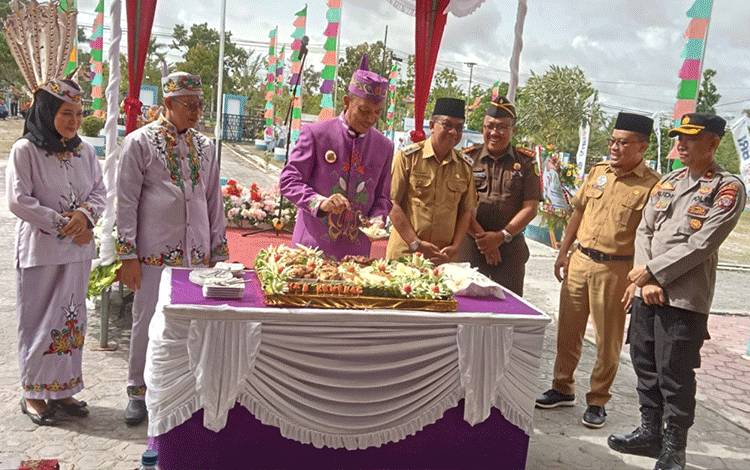 Bupati Sukamara, Windu Subagio memotong tumpeng pada peringatan Hari Amal Bakti Kementerian Agama yang ke-77, Selasa, 3 Januari 2023. (FOTO:NORHASANAH)