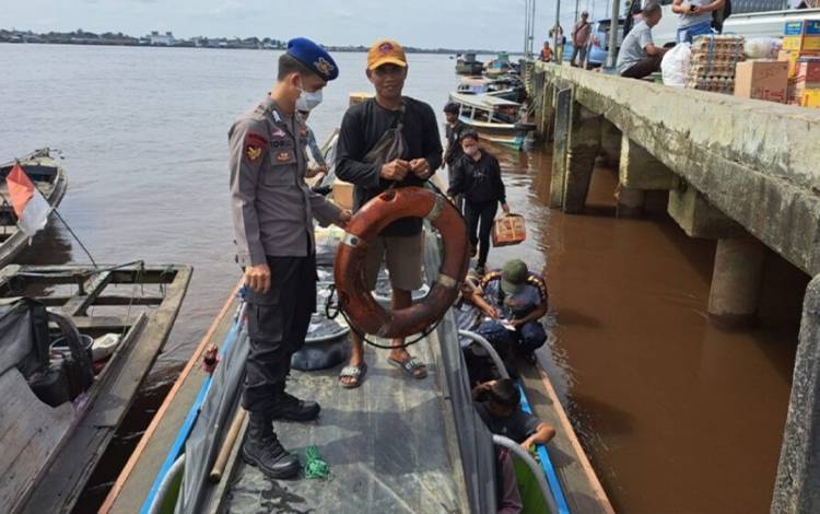 Satpolairud Polres Kapuas Cek Alat Keselamatan Taksi Air