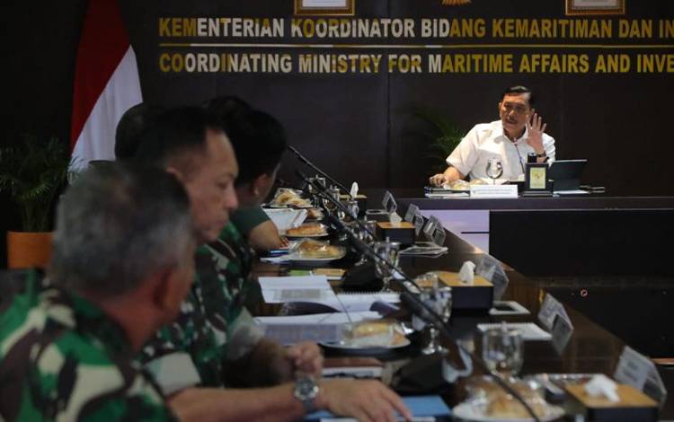 Menko Kemaritiman dan Investasi Luhut Binsar Pandjaitan dalam rapat koordinasi Persiapan Temu Bisnis V PDN dalam rangka Aksi Afirmasi Pembelian dan Pemanfaatan Produk Dalam Negeri Dalam Rangka Bangga Buatan Indonesia terkait di Kantor Kemenko Marves, Jakarta, Selasa (3/1/2023). ANTARA/HO-Kemenko Kemaritiman dan Investasi.
