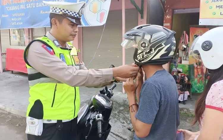Satlantas Polres Kapuas Ingatkan Pengendara Selalu Klik Helm?