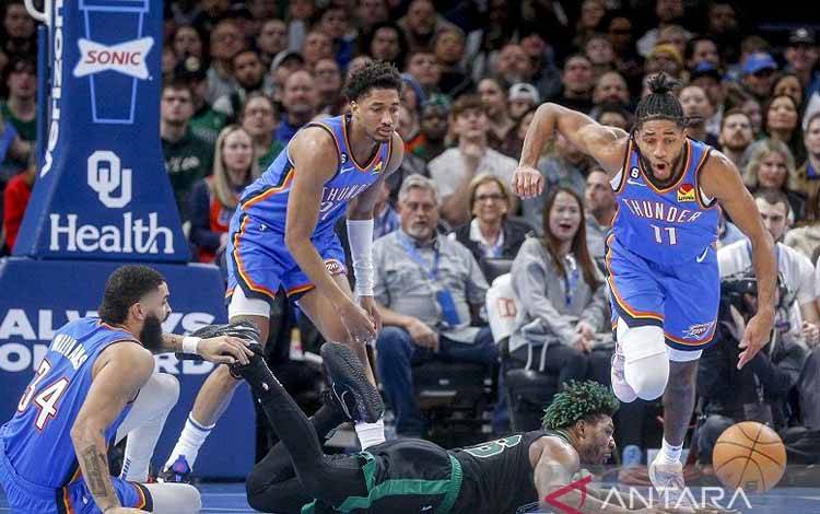Pebasket Boston Celtics Marcus Smart (tengkurap) berusaha mengejar bola liar dalam gim lanjutan NBA melawan Oklahoma City Thunder di Paycom Center, Oklahoma, Amerika Serikat, Selasa (3/1/2023) waktu setempat. (ANTARA/AFP/GETTY IMAGES/Ian Maule)