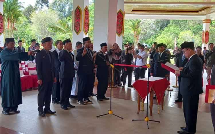 Bupati Katingan Sakariyas melantik puluhan ASN, 6 di antaranya adalah pejabat eselon II setingkat kepala dinas atau OPD di halaman kantor bupati setempat, Rabu, 4 Januari 2023.