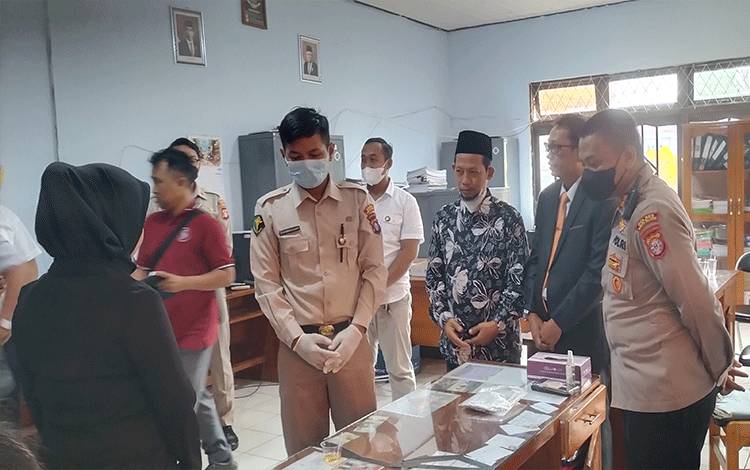 Ketua KPU Barsel, Bahruddin bersama Kapolres Barsel AKBP Yusfandi Usman memantau tes urine anggota PKK. (FOTO : URIUTU DJAPER)