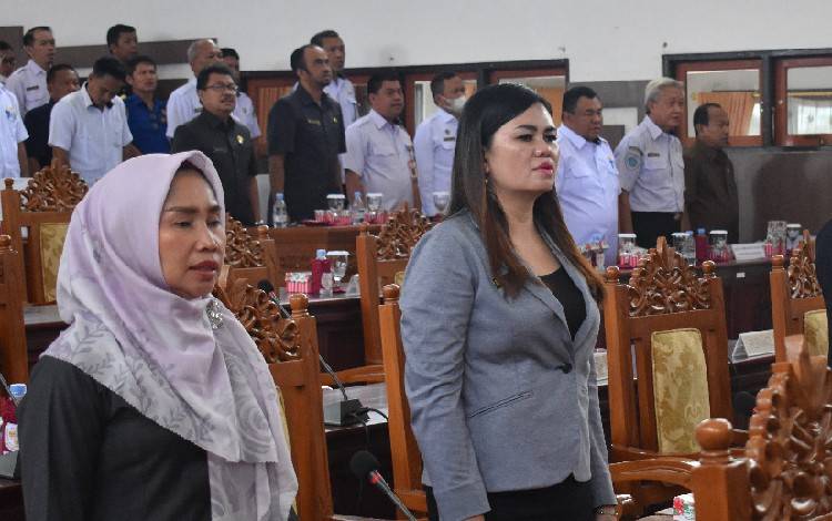 Juru bicara DPRD Gunung Mas dapil II Sahriah (kiri) saat mengikuti rapat paripurna beberapa saat lalu. (FOTO: IST)