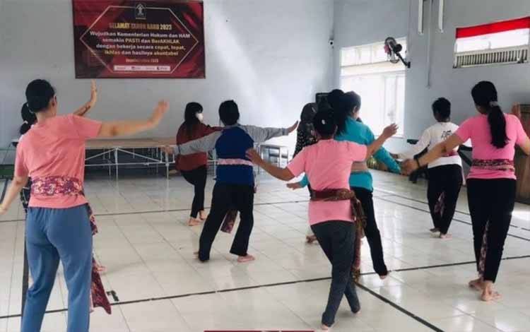 WBP Wanita Rutan Kuala Kapuas Ikuti Latihan Menari Asah Keterampilan