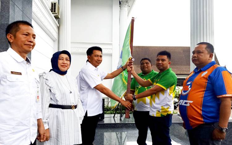 Bupati Barito Utara Lepas Tim Sepak Piala Bola Soeratin U-13 dan U-17