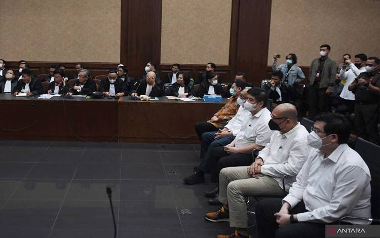 Terdakwa kasus korupsi persetujuan ekspor minyak sawit mentah (CPO) termasuk minyak goreng (kanan ke kiri) Stanley MA, Pierre Togar Sitanggang, Weibinanto Halimdjati alias Lin Che Wei, Master Parulian Tumanggor, dan Indra Sari Wisnu Wardhana menjalani sidang dengan agenda pembacaan putusan, di Pengadilan Tindak Pidana Korupsi (Tipikor) Jakarta, Rabu (4/1/2023). ANTARA FOTO/Hafidz Mubarak A/hp.