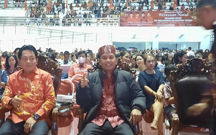 Anggota DPR RI Perwakilan Kalteng, Agustiar Sabran (kanan) saat menghadiri perayaan natal PDI-P Kalteng di GOR Serbaguna Indoor Palangka Raya, Jalan Tjilik Riwut, Rabu malam, 4 Januari 2023.