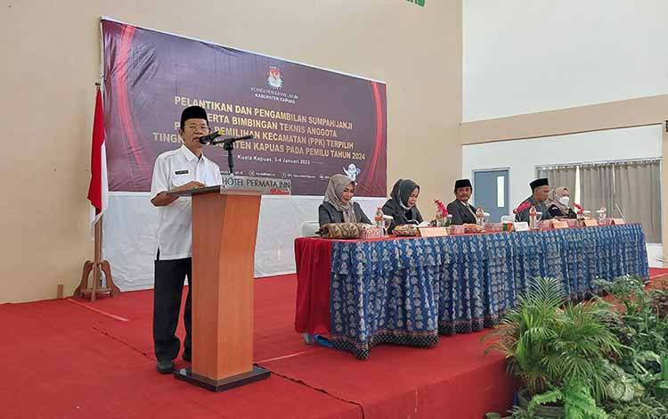 Wakil Bupati Kapuas HM Nafiah Ibnor saat menghadiri pelantikan anggota PPK se Kabupaten Kapuas. (FOTO: DODI)