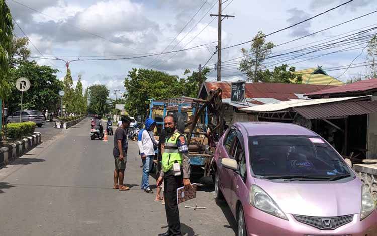 Pikap Oleng Tabrak Belakang Mobil