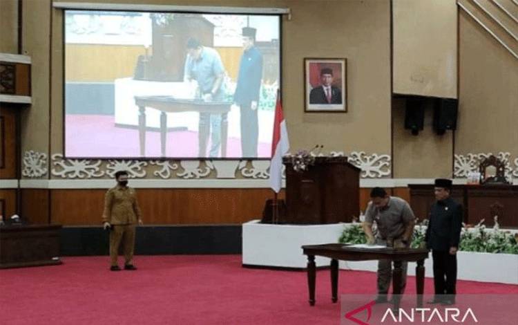 Wakil Ketua DPRD Kalteng Abdul Razak dan Wakil Gubernur Kalteng Edy Pratowo menandatangani persetujuan Raperda tentang Cadangan Dana Pilgub 2024 menjadi perda dalam rapat paripurna di Palangka Raya, Selasa (27/12/2022). ANTARA/Jaya Wirawana Manurung
