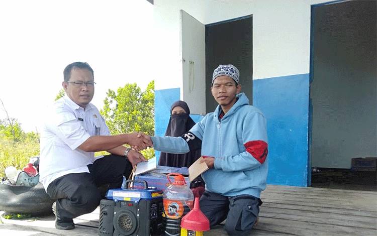 5 Tahun Hidup Tanpa Listrik, Warga Hiu Putih Ujung Dapat Bantuan Genset dari Camat