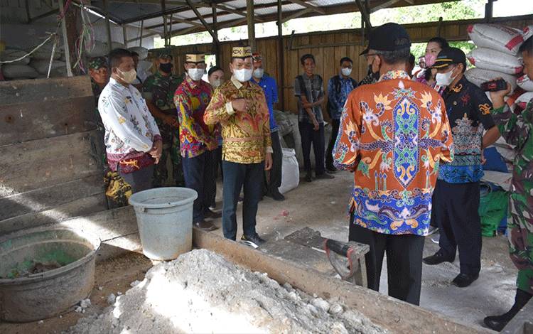 Tinjau Tempat Produksi Pakan Ikan di Basarang, Ini Harapan Bupati Kapuas