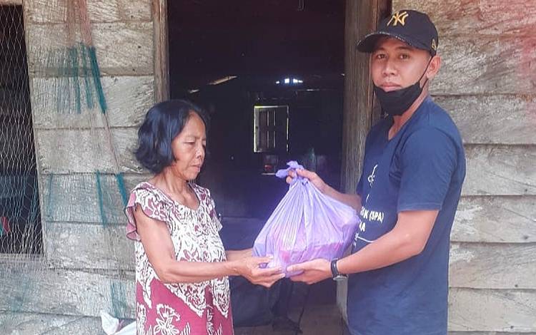 Kemenag Barito Timur Beri Bingkisan Natal ke Pensiunan Guru PAK