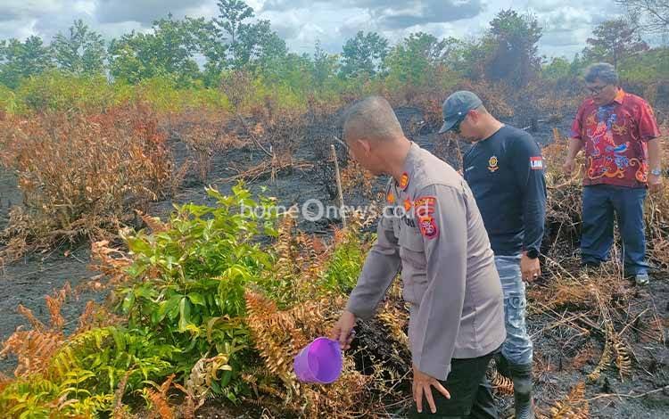 Kapolsek baamang AKP Beno Hertanto saat memadamkan api di lokasi karhutla pada Kamis, 5 Januari 2023 kemarin (FOTO: BUDDI)