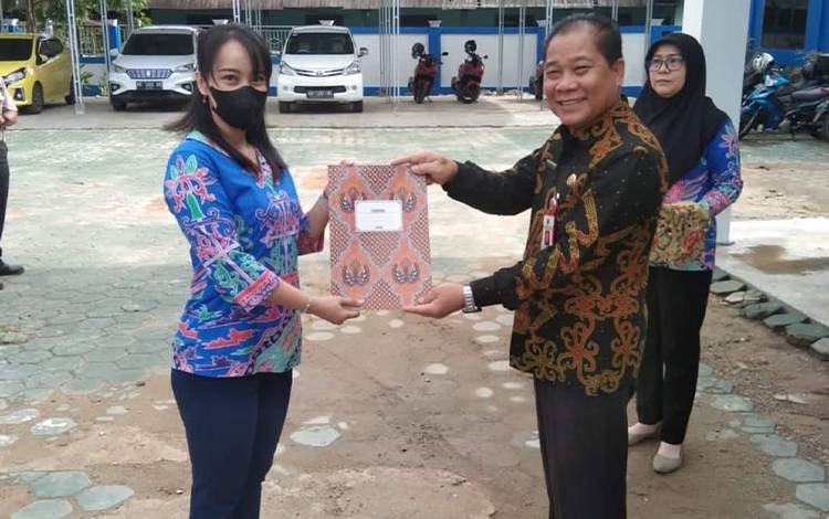Kepala Disdukcapil Kapuas Beri Penghargaan Petugas Pelayanan Terbaik di 2022