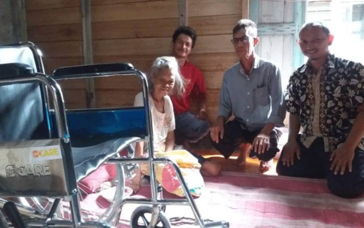 Penyandang Disabilitas dan Lansia?Terima Bantuan Kursi Roda Dari Dinsos Kobar