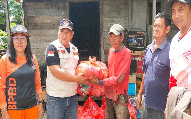 BPBD Barito Selatan Salurkan Bantuan Bagi Korban Longsor