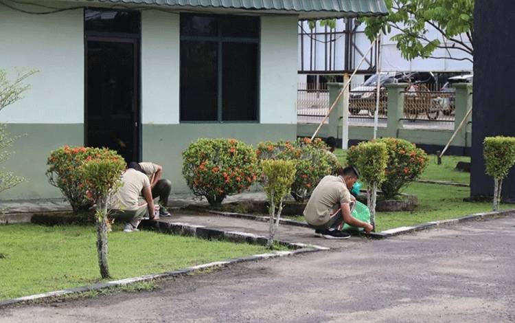 Anggota Kodim 1011 Kuala Kapuas Bersihkan Lingkungan Makodim