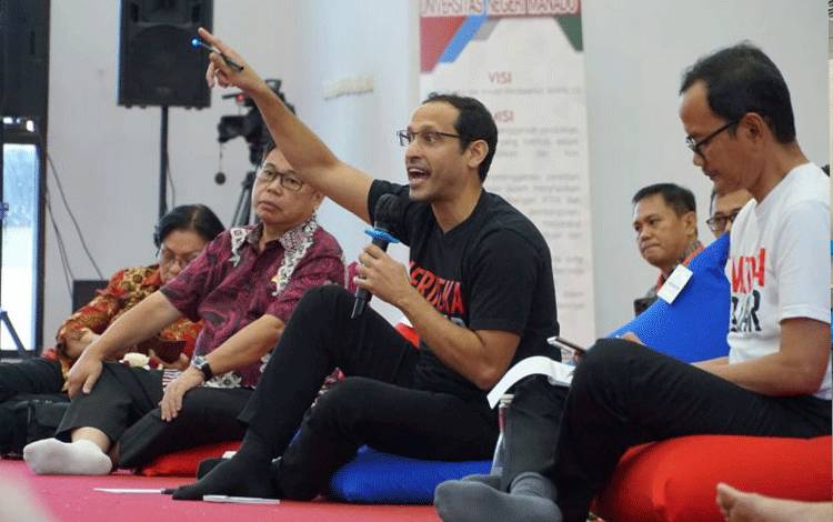 Menteri Pendidikan, Kebudayaan, Riset dan Teknologi (Mendikbudristek) Nadiem Anwar Makarim dalam kunjungannya ke Manado, Jumat (6/1/2023). (ANTARA/HO- Humas Kemendikbudristek)