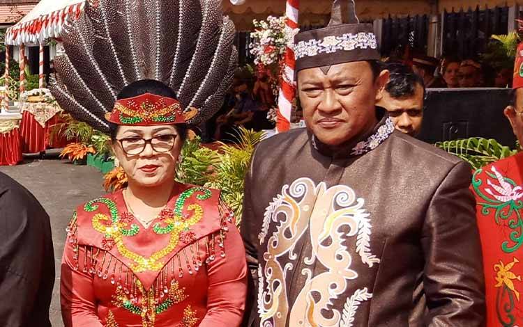 Ketua DPRD Kotawaringin Timur, Rinie Anderson bersama Wakil Gubernur Kalimantan Tengah, Edy Pratowo menghadiri upacara HUT Kotim ke-70, Sabtu, 7 Januari 2023 (FOTO: DEWIP)