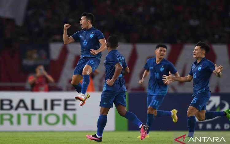 Foto arsip - Pesepak bola Timnas Thailand Sarach Yooyen (kiri) berselebrasi usai mencetak gol ke gawang Timnas Indonesia dalam pertandingan Grup A Piala AFF 2022 di Stadion Utama Gelora Bung Karno (SUGBK), Jakarta, Kamis (29/12/2022). Indonesia dan Thailand bermain imbang 1-1. ANTARA FOTO/Akbar Nugroho Gumay/wsj.