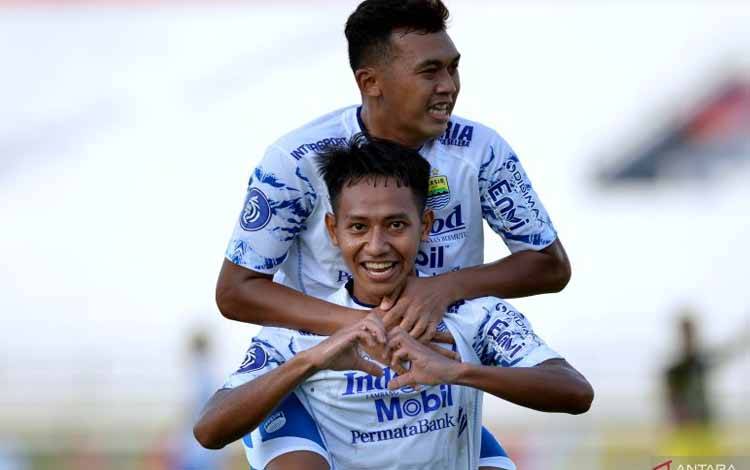 Pesepak bola Persib Bandung Beckham Putra Nugraha (bawah) berselebrasi bersama rekannya Abdul Aziz (atas) usai mencetak gol ke gawang Barito Putera saat pertandingan Liga 1 di Stadion Kapten I Wayan Dipta, Gianyar, Bali, Kamis (31/3/2022). ANTARA FOTO/Fikri Yusuf/rwa. (ANTARA FOTO/FIKRI YUSUF)