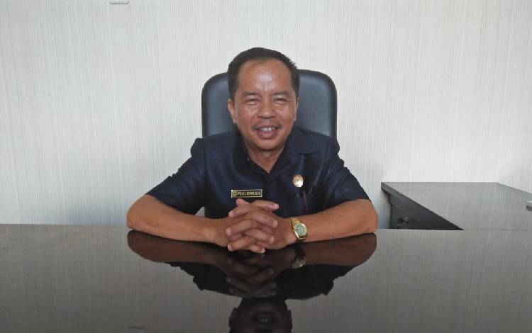 Anggota DPRD Gunung Mas Polie L Mihing saat berada di ruang kerjanya beberapa saat lalu. (FOTO: IST)?