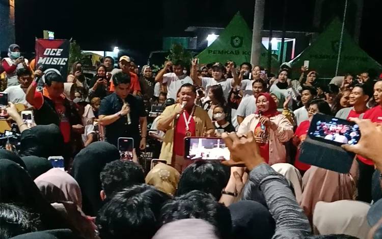 Bupati Kotim Duet Bareng Ivan Govinda, Hibur Masyarakat