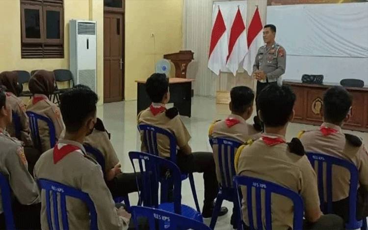 Anggota Pramuka Saka Bhayangkara Kapuas Antusias Ikuti Sosialisasi Keselamatan Berlalu Lintas