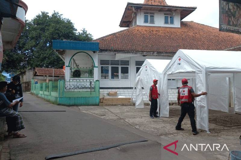PMI Dirikan 60 Tenda Untuk Dijadikan Ruang Kelas di Cianjur