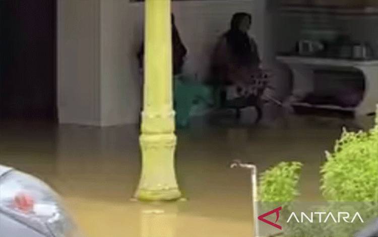 Salah satu rumah warga terdampak banjir di Kecamatan Blega, Kabupaten Bangkalan, Madura, Jawa Timur, Ahad (8/1/2023). (FOTO ANTARA/HO-BPBD Bangkalan)