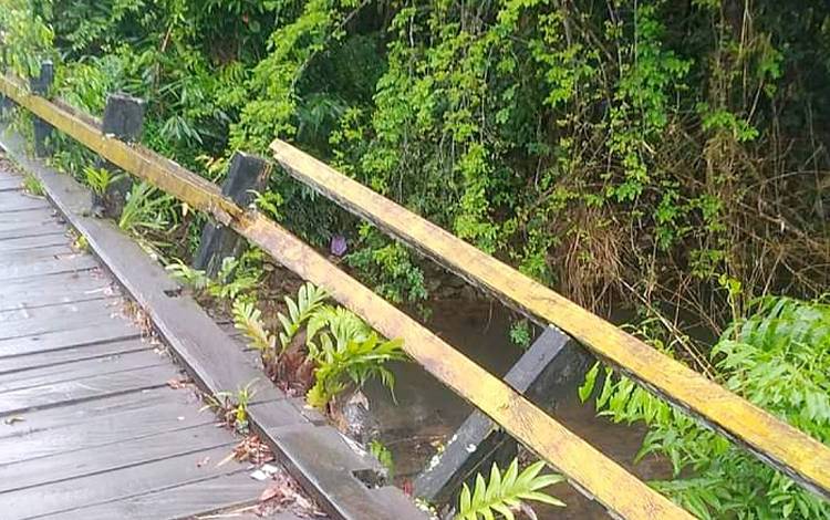 Pagar dan Bantalan Jembatan Awang Rusak dan Bahayakan Warga