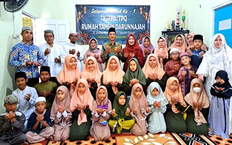 Anggota Komisi I DPRD Barito Utara, Hj Nety Herawati didampingi Sekda Muhlis sekaligus Ketua LPTQ Barito Utara dan staf ahli bidang hukum Hj Siti Nornah Iriawati, foto bersama usai peringati milad ke 1 Rumah Tahsin Darunnajah, Senin, 9 Januari 2023.(foto: Dhani)