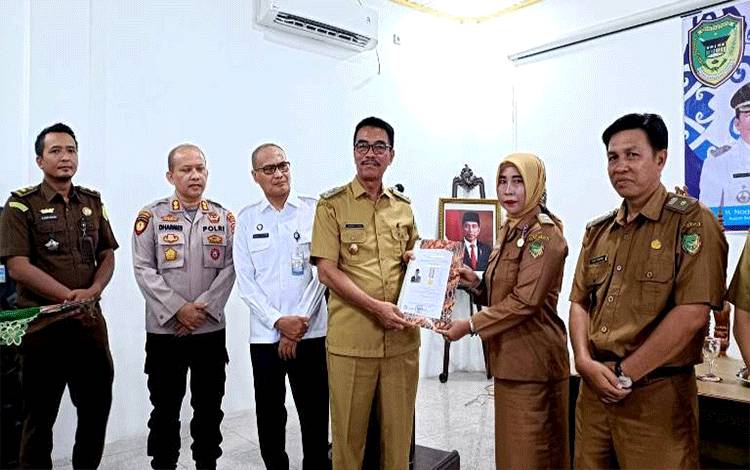 7 Desa di Barito Utara Terima Penghargaan dan Lencana dari Kemendes PDTT