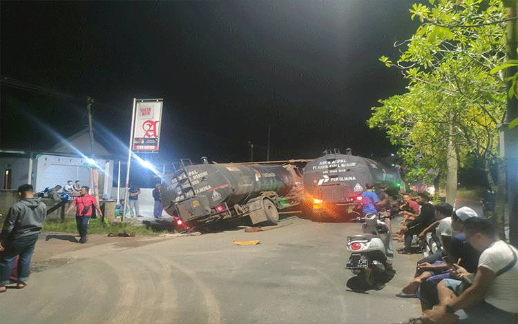 Truk tangki yang terperosok di Jalan Tjilik Riwut pada, Senin 9 Januari 2023. (FOTO: BUDDI)