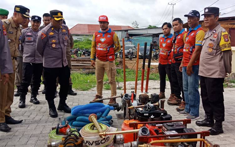 Cegah Karhutla, Camat Baamang Beri Dukungan Relawan