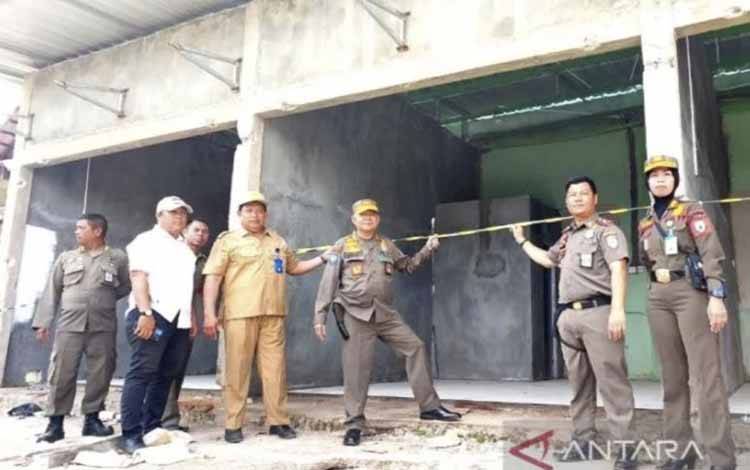 Pemkab Kotim Tertibkan Bangunan Milik Warga Langgar Aturan