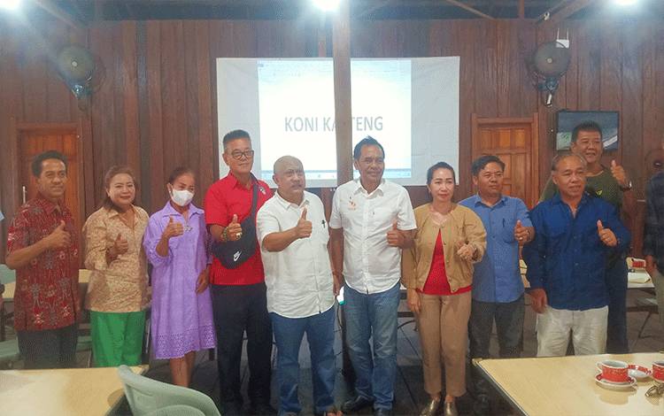 Sejumlah Pengurus KONI Kalteng usai melakukan diskusi dan koordinasi di wisata Kum-Kum Pahandut Seberang, Selasa, 10 Januari 2023. (POTO : PARLIN TAMBUNAN)