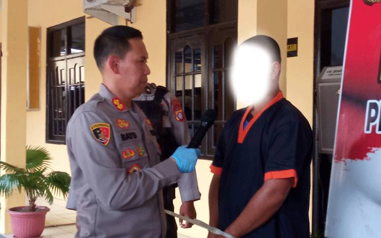 Pria 22 Tahun Asal Pangkalan Bun Ditangkap Karena Curi Handphone dan Jam Tangan