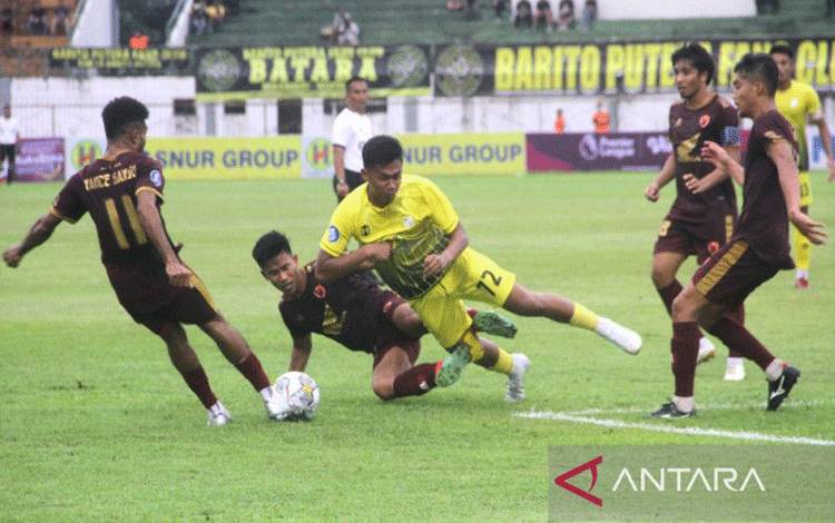 Para pemain tim Barito Putera vs PSM Makassar pada Liga 1 2022/2023 di Stadion Demang Lehman Martapura Kabupaten Banjar, Kalsel, Selasa.(10/1/2023). ANTARA/Bayu Pratama
