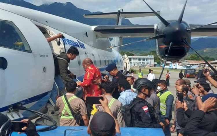 Lukas Enembe Didampingi Dokter dan Perawat di Penerbangan ke Jakarta