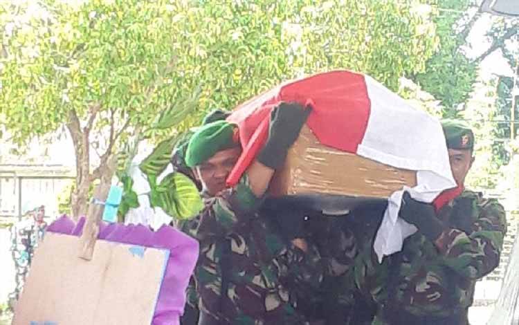 Jenazah Babinsa Koramil Wartas Serda Tomi Diterbangkan ke Padang