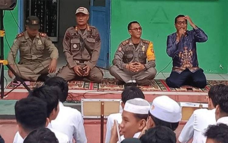 Satpol PP dan Damkar Sosialisasin Pencegahan Kenakalan Remaja di MAN Kapuas