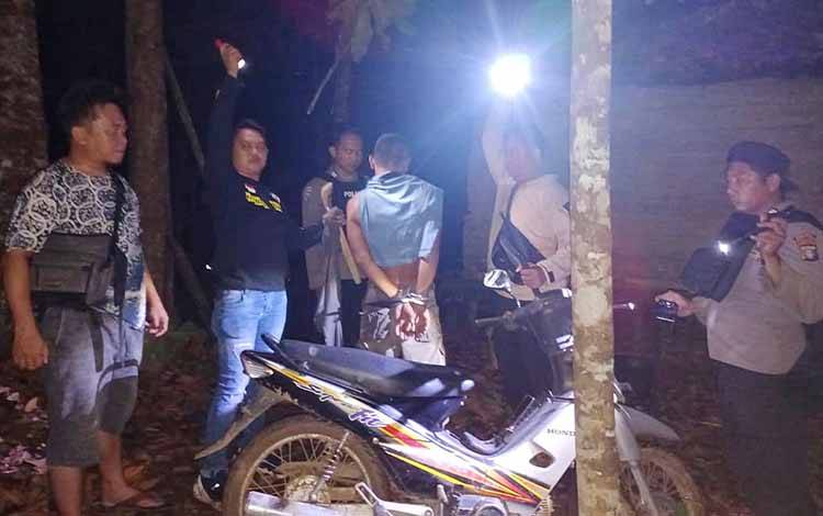 Terduga Pencuri Motor Ditangkap di Hutan Desa Gandrung