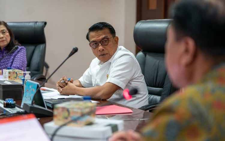 Kepala Staf Kepresidenan Moeldoko saat memimpin rapat koordinasi terkait perkembangan terkini proses hukum tragedi Kanjuruhan di Gedung Bina Graha, Jakarta, Rabu (11/1/2023). (ANTARA/HO-KSP)