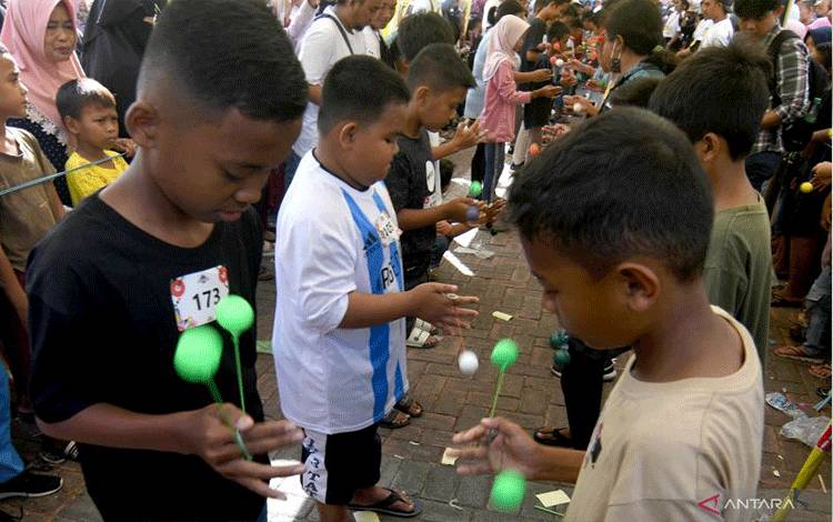 Anak-anak mengikuti lomba permainan lato-lato pada gelaran Solo Indah Festival di Palu, Sulawesi Tengah, Minggu (18/12/2022). ANTARA FOTO/Mohamad Hamzah/foc.