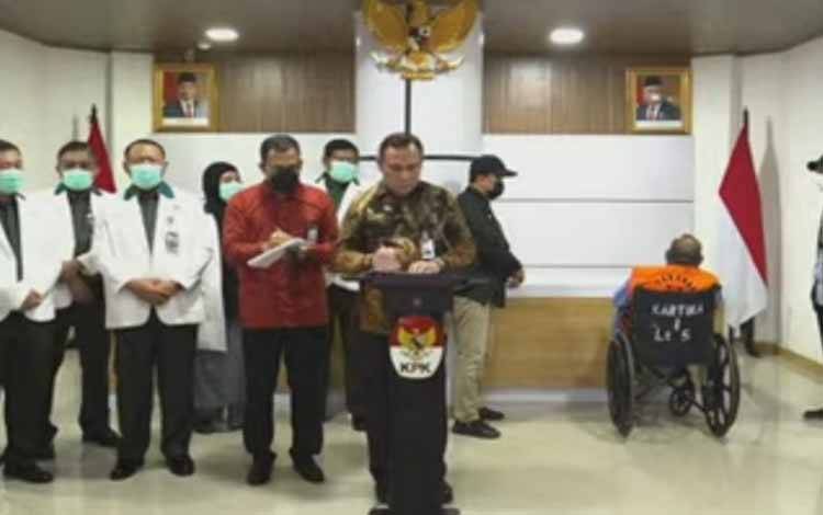 Ketua KPK Firli Bahuri saat jumpa pers di RSPAD Gatot Soebroto, Jakarta, Rabu (11/1/2023) terkait penahanan tersangka Gubernur Papua Lukas Enembe sebagaimana dipantau dari YouTube KPK RI. ANTARA/Benardy Ferdiansyah